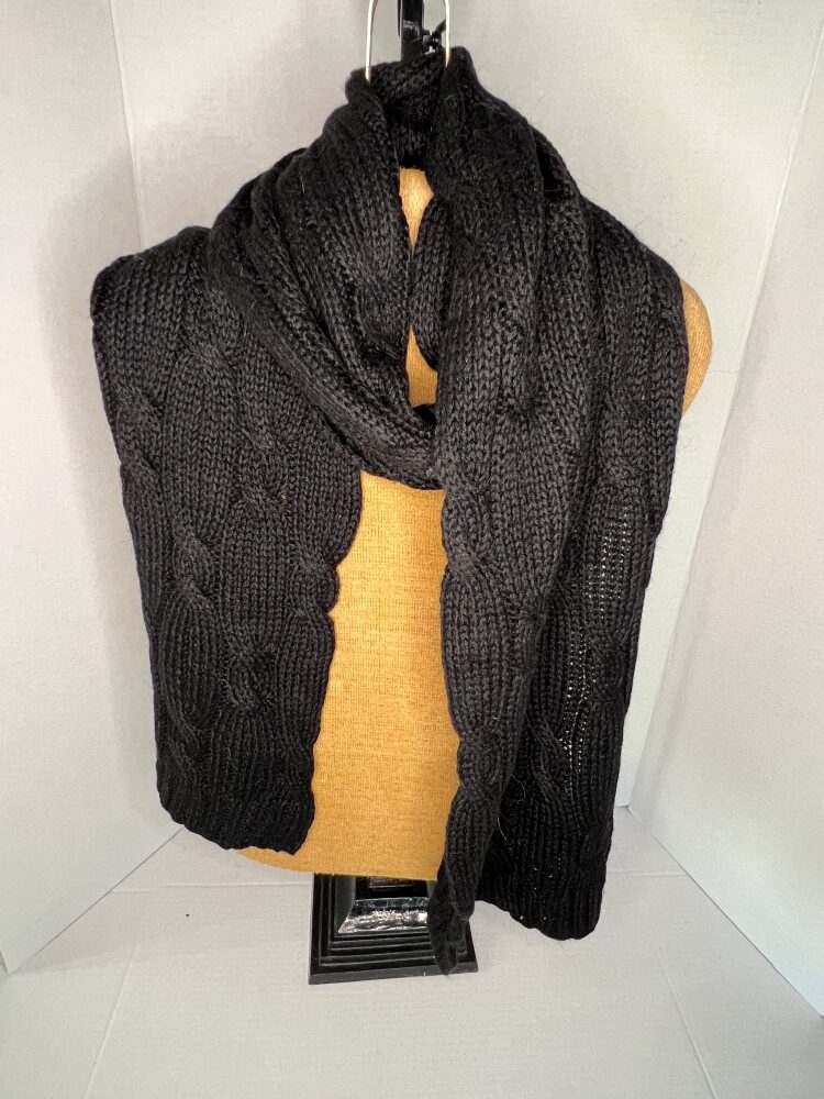 charcoal cable knit scarf 750x1000